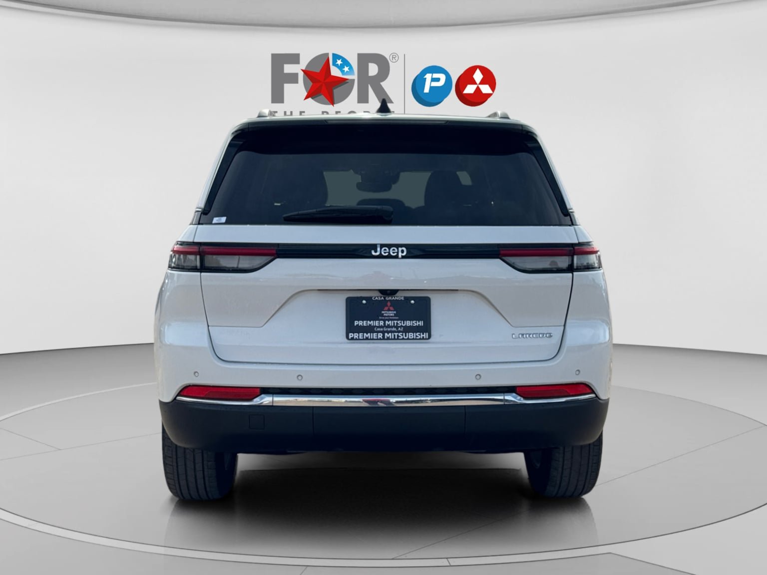 Used 2023 Jeep Grand Cherokee Laredo w/ Luxury Tech Group I RWD image 4