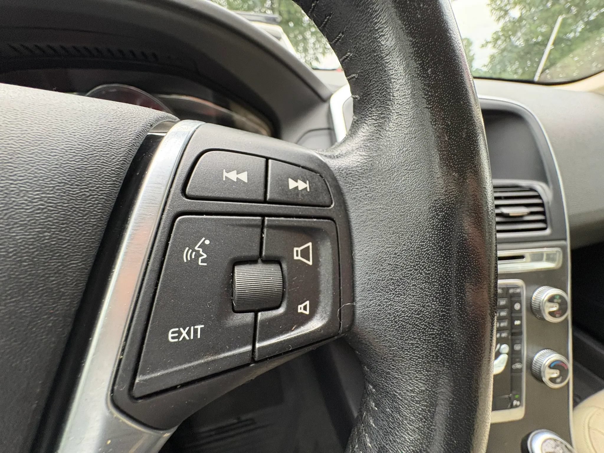 Used 2016 Volvo XC60 T6 w/ Proximity Package AWD/4WD image 39