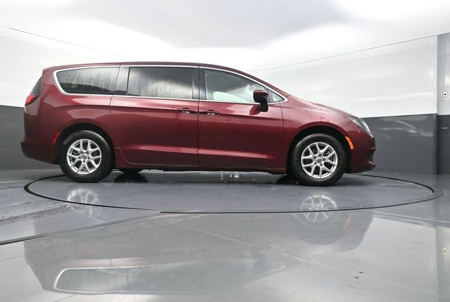 Used 2022 Chrysler Voyager LX FWD image 3