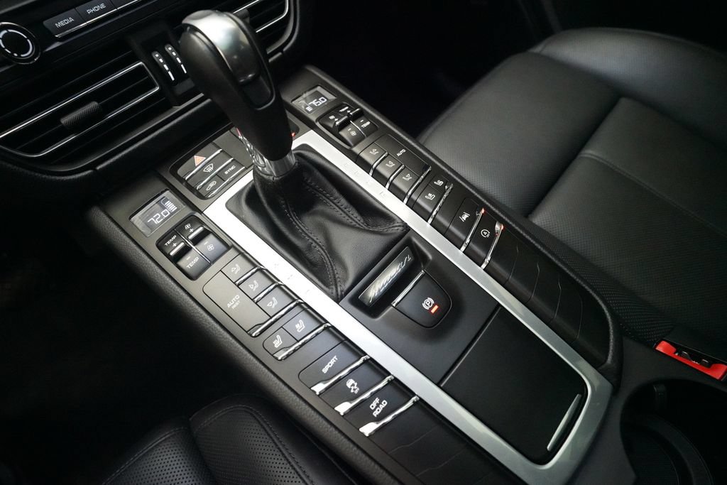 Used 2020 Porsche Macan AWD/4WD image 25