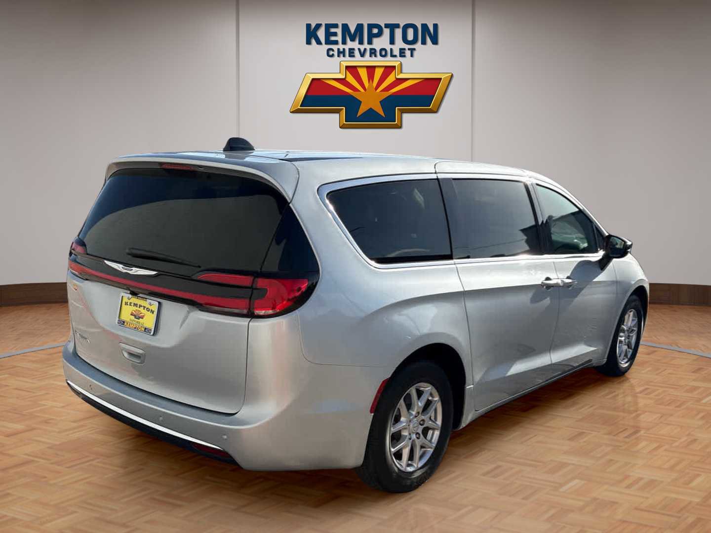 Used 2026 Chrysler Pacifica Select FWD image 6