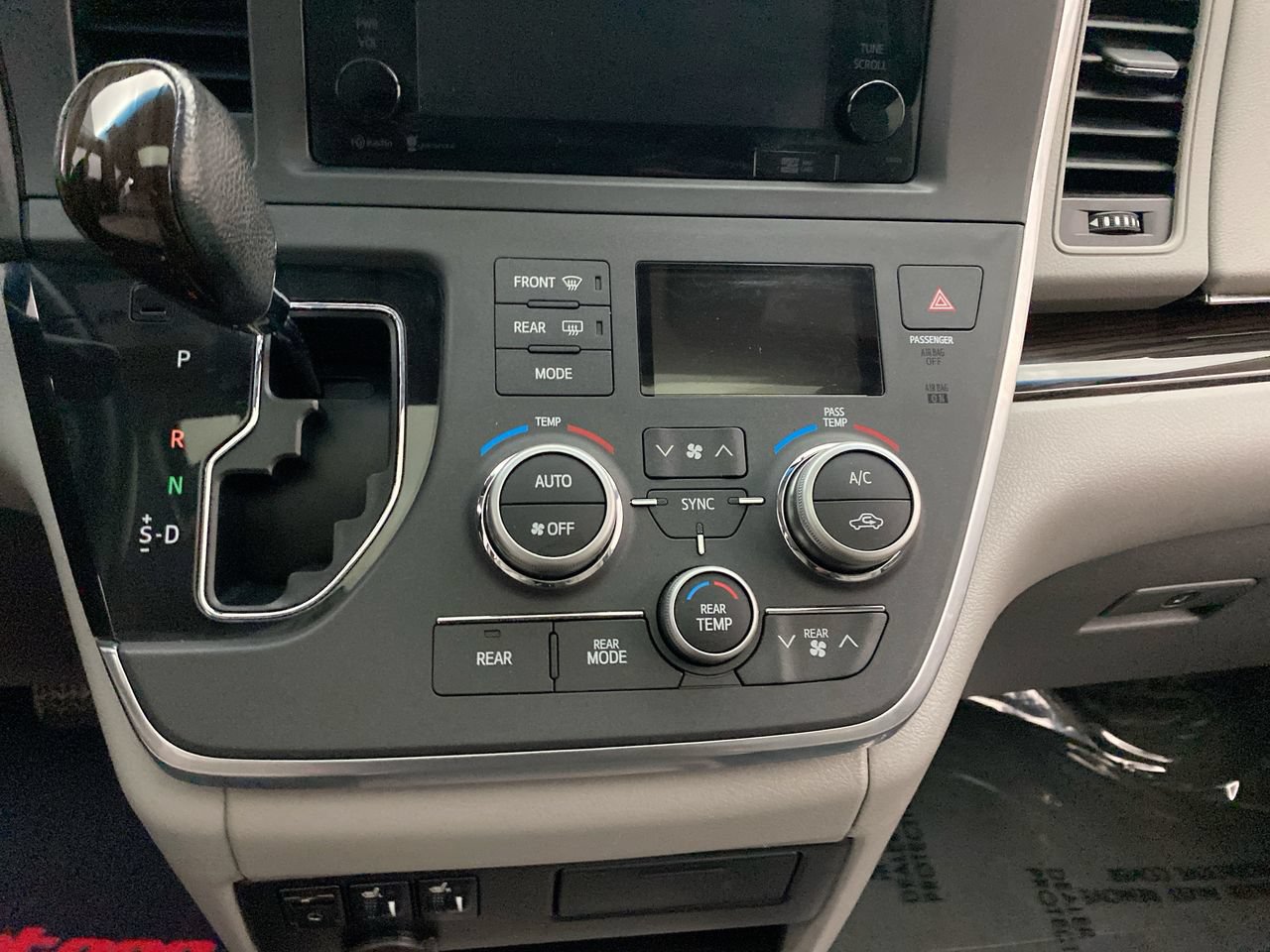 Used 2015 Toyota Sienna XLE w/ XLE Navigation Package AWD/4WD image 22