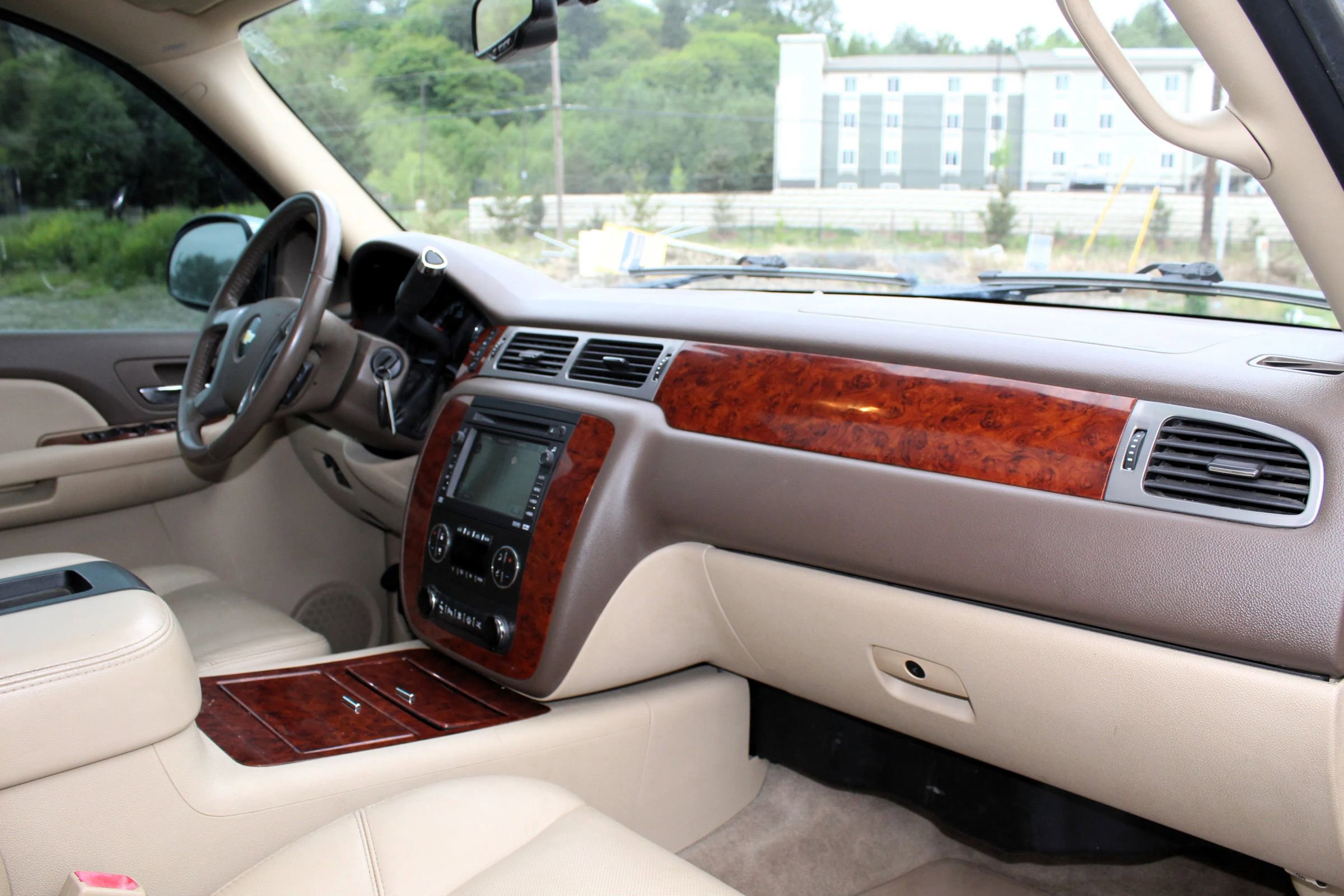 Used 2009 Chevrolet Tahoe LTZ AWD/4WD image 18