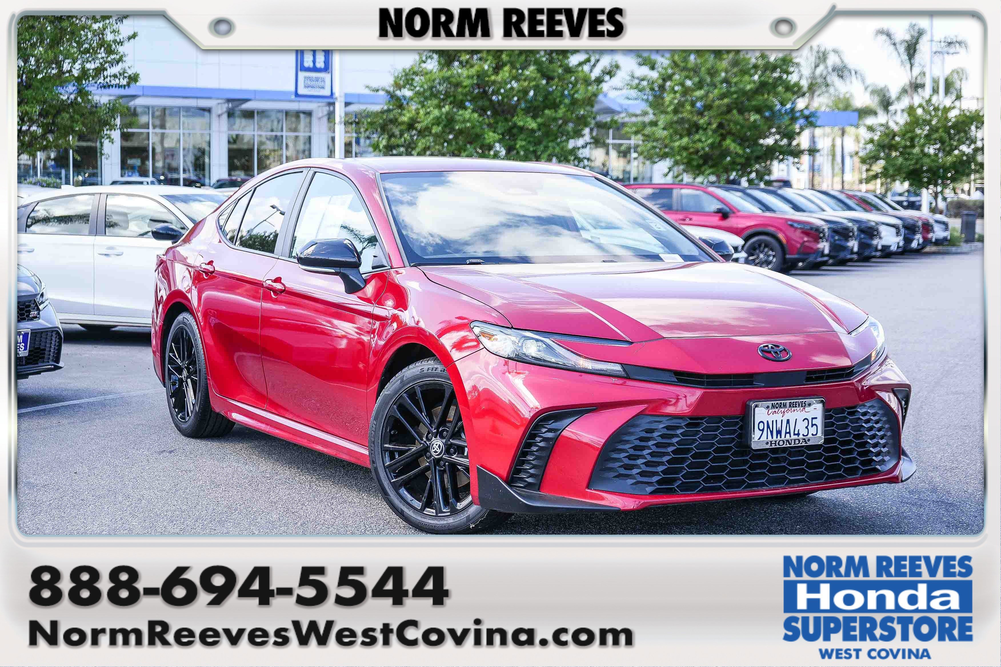 Used 2025 Toyota Camry SE FWD image 1