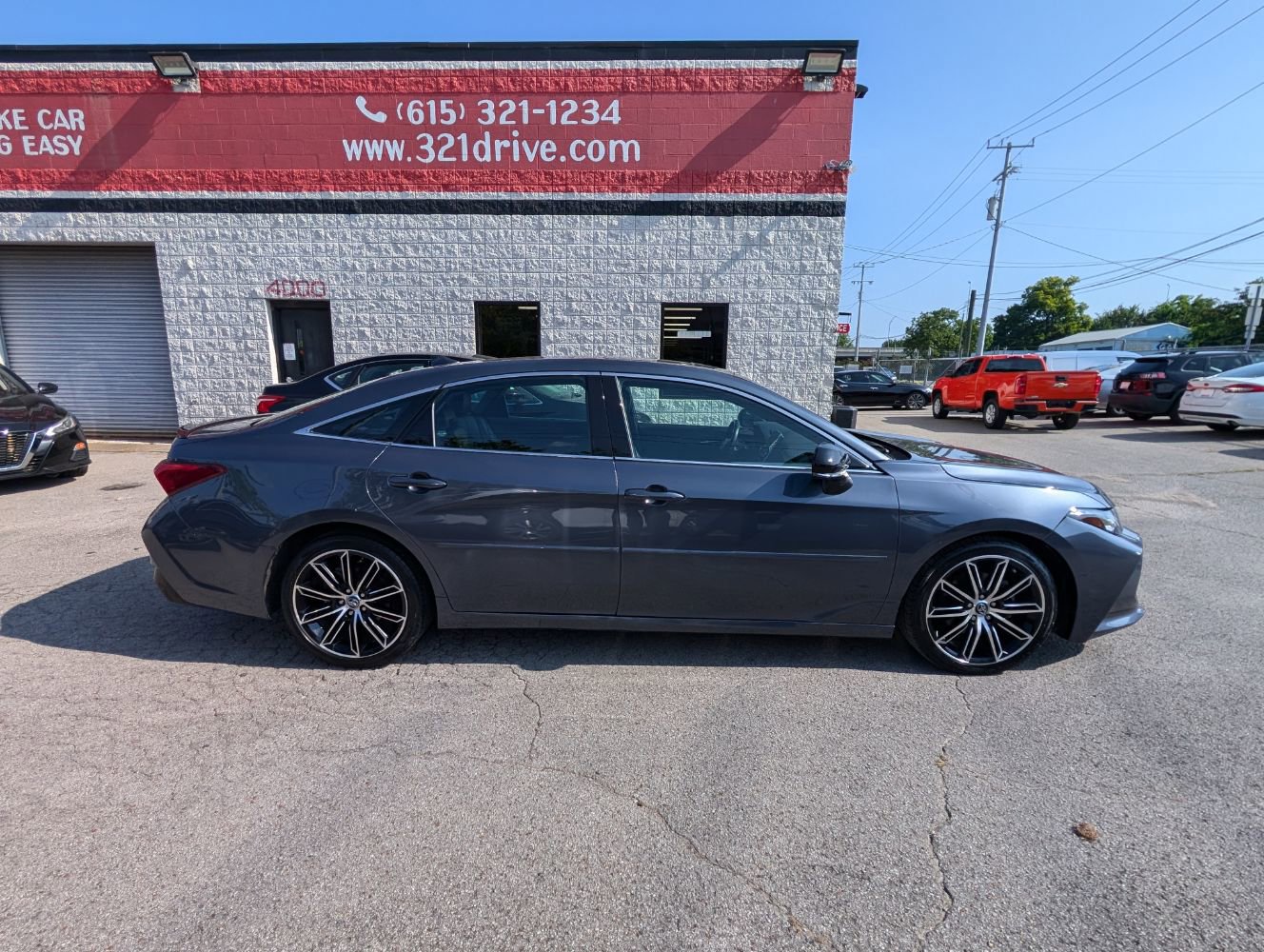 Used 2019 Toyota Avalon Touring FWD image 5