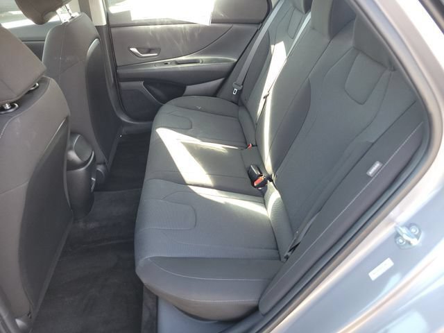 Certified 2025 Hyundai Elantra SE FWD image 23