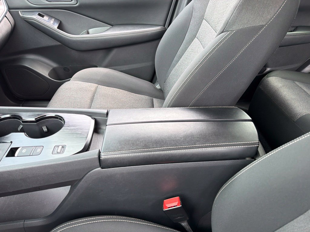 Used 2025 Nissan Rogue SV FWD image 13