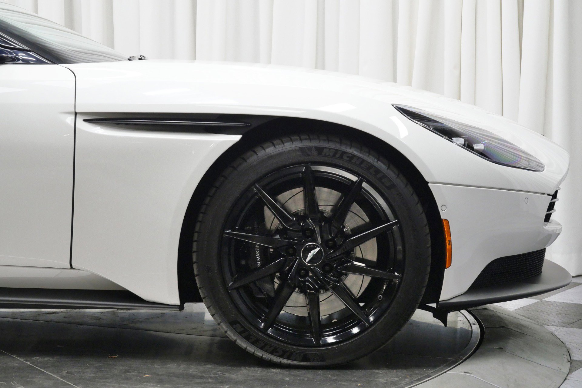 Used 2019 Aston Martin DB11 Volante image 42