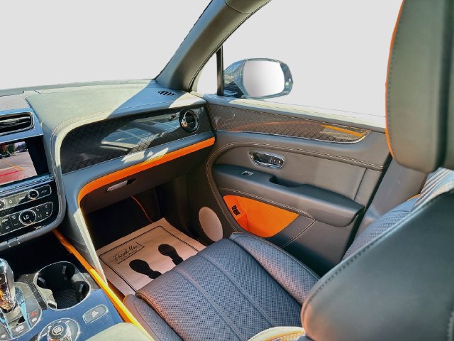 Used 2025 Bentley Bentayga AWD/4WD image 25