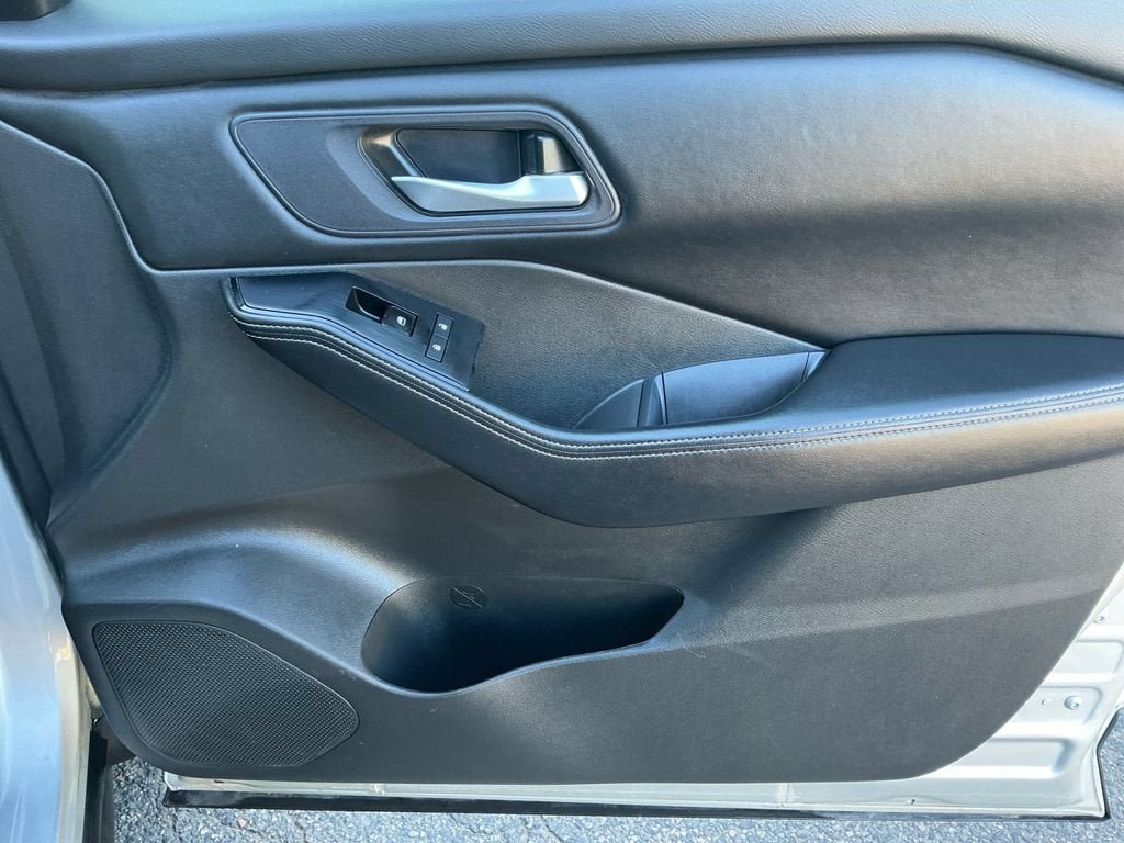 Used 2024 Nissan Rogue SV FWD image 16