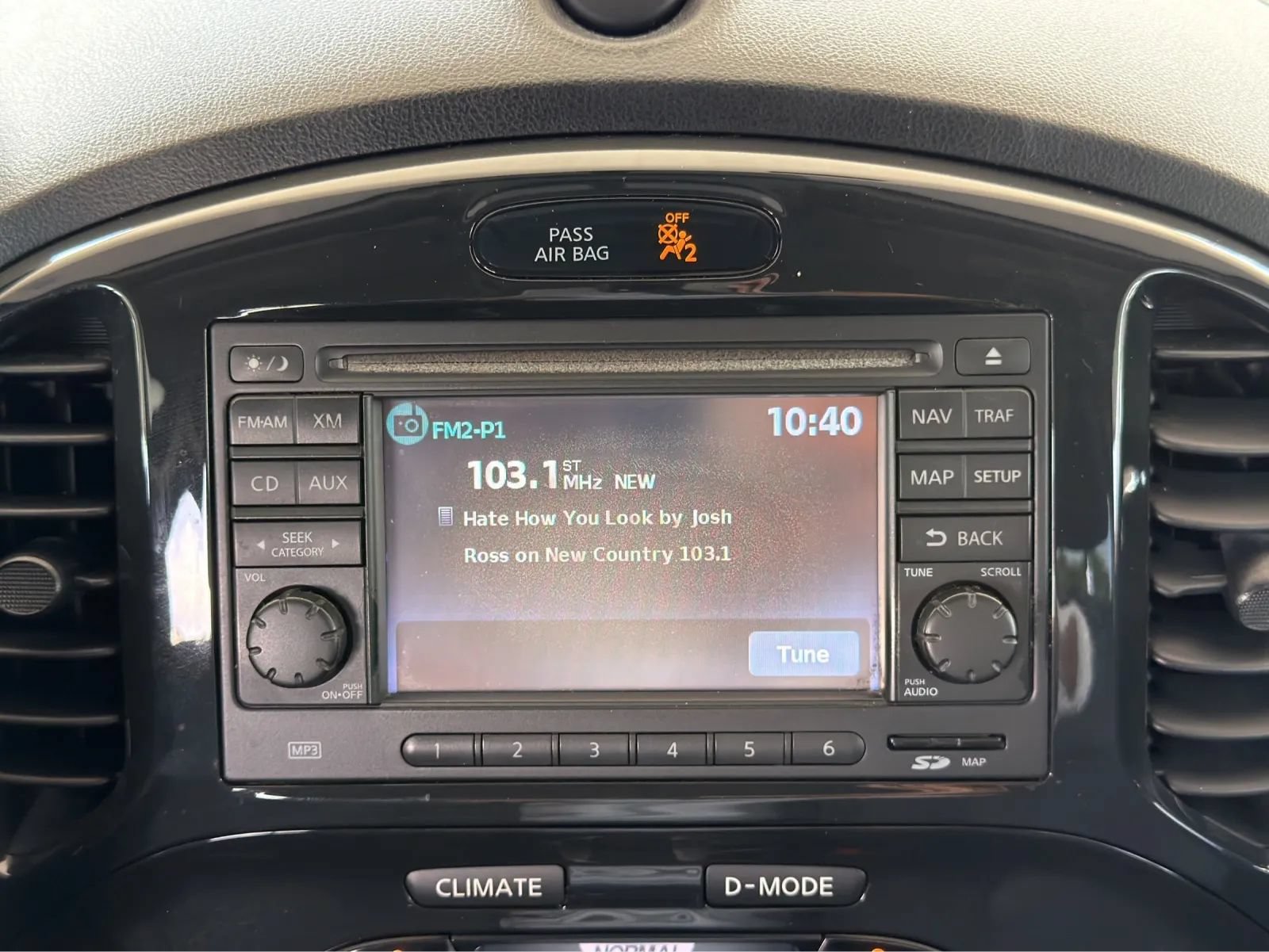Used 2014 Nissan Juke SL FWD image 16