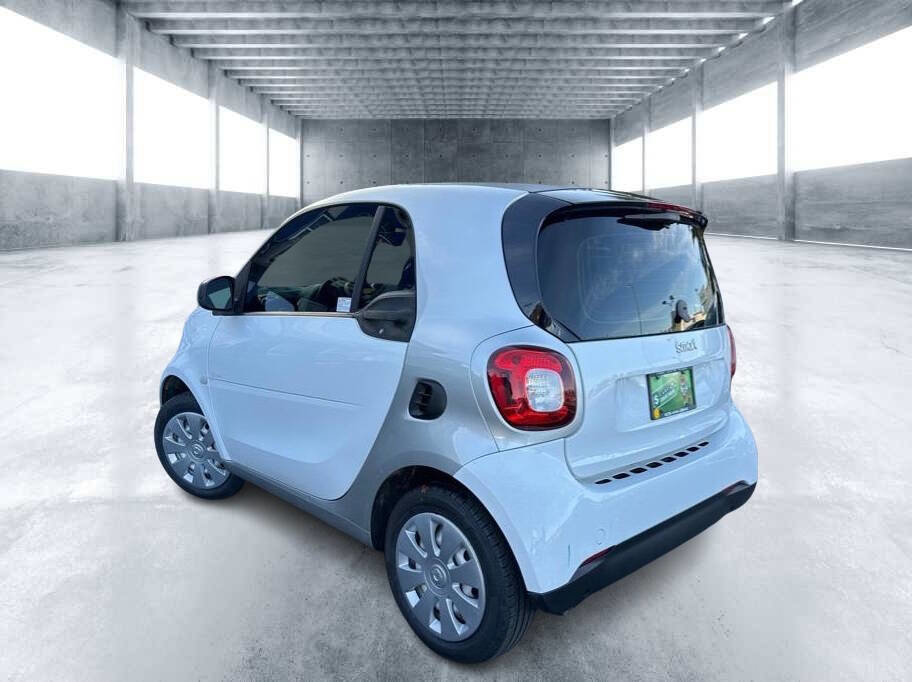 Used 2016 smart fortwo pure image 4