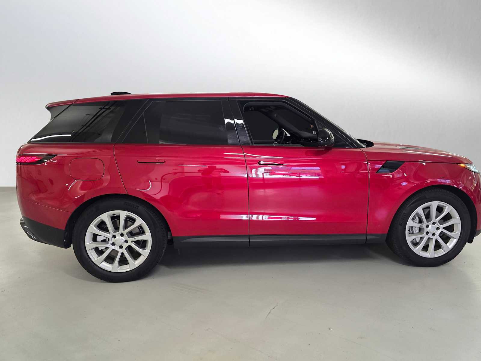 Used 2025 Land Rover Range Rover Sport SE AWD/4WD image 7