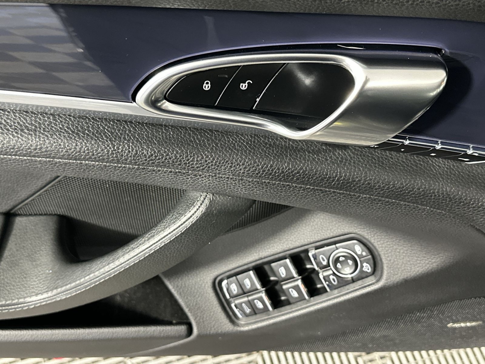 Used 2016 Porsche Panamera RWD image 15
