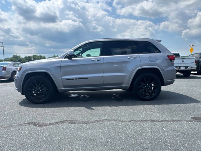Used 2020 Jeep Grand Cherokee Altitude AWD/4WD image 23