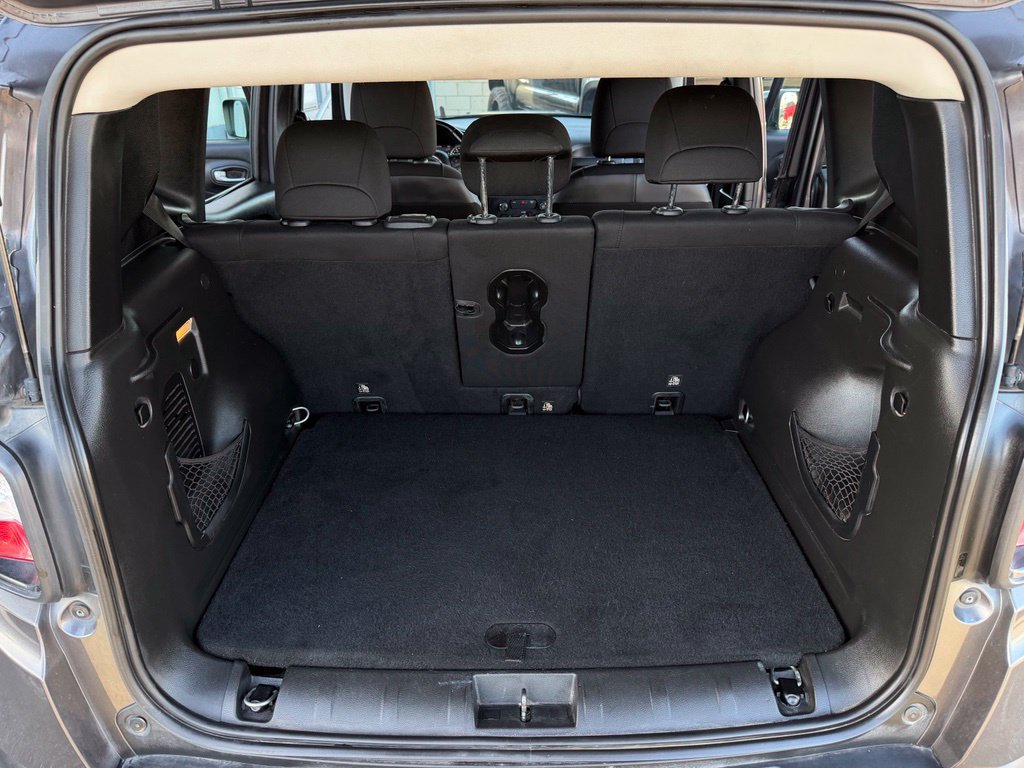 Used 2018 Jeep Renegade Altitude w/ UConnect 8.4 Nav Group FWD image 10