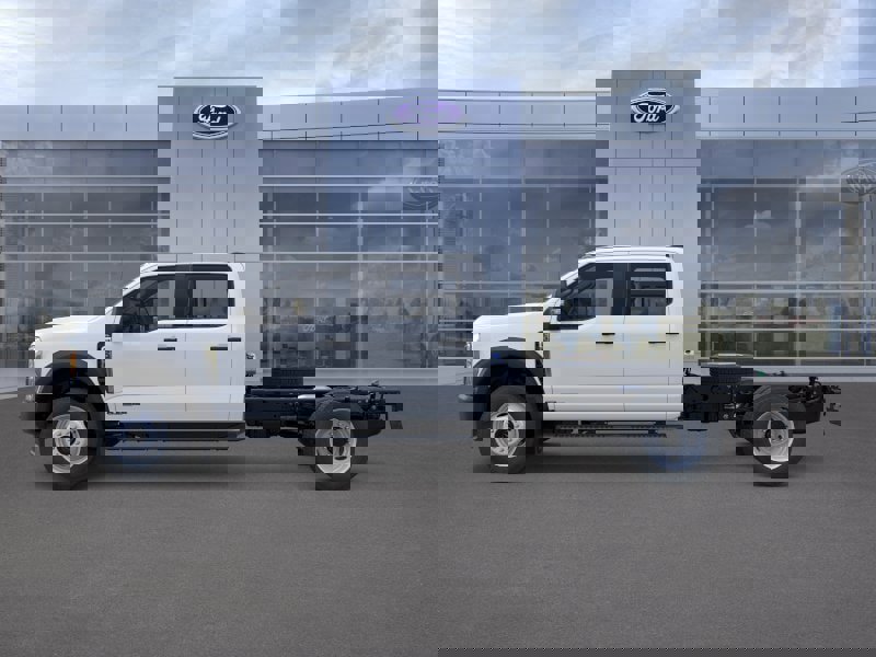 New 2026 Ford F550 4x4 Crew Cab image 3