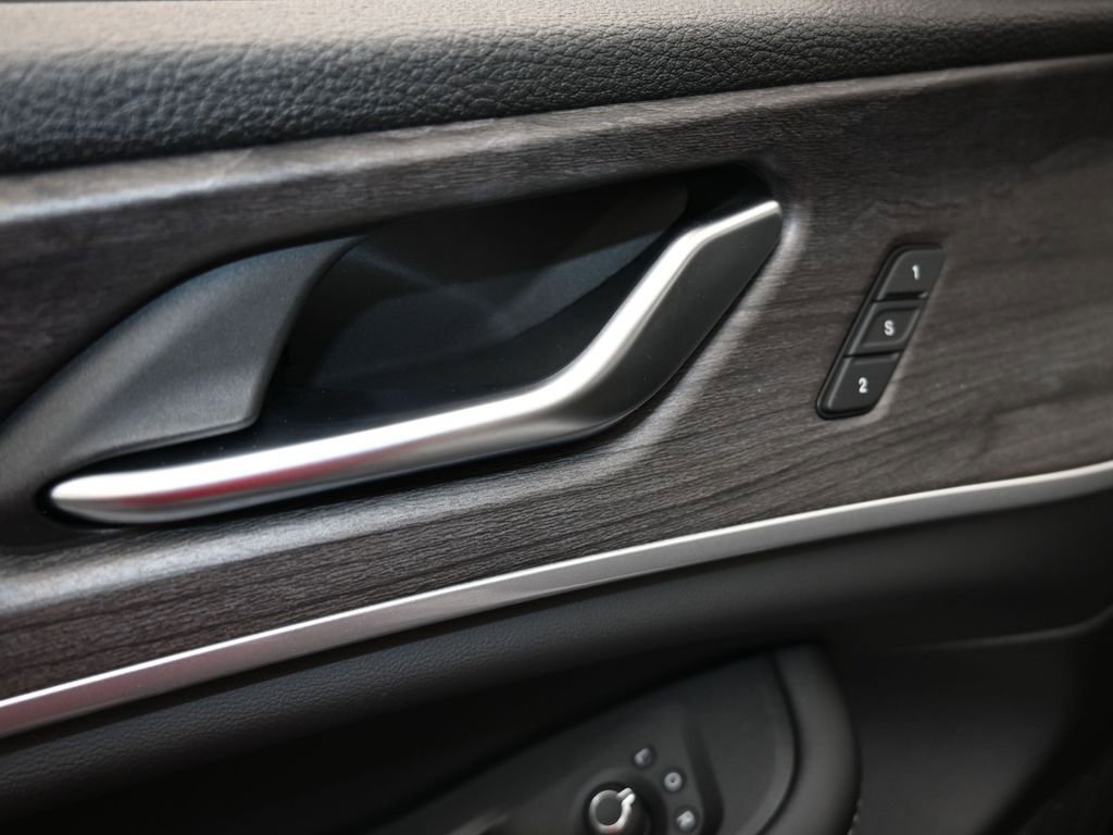 Used 2025 Jeep Grand Cherokee Limited image 13