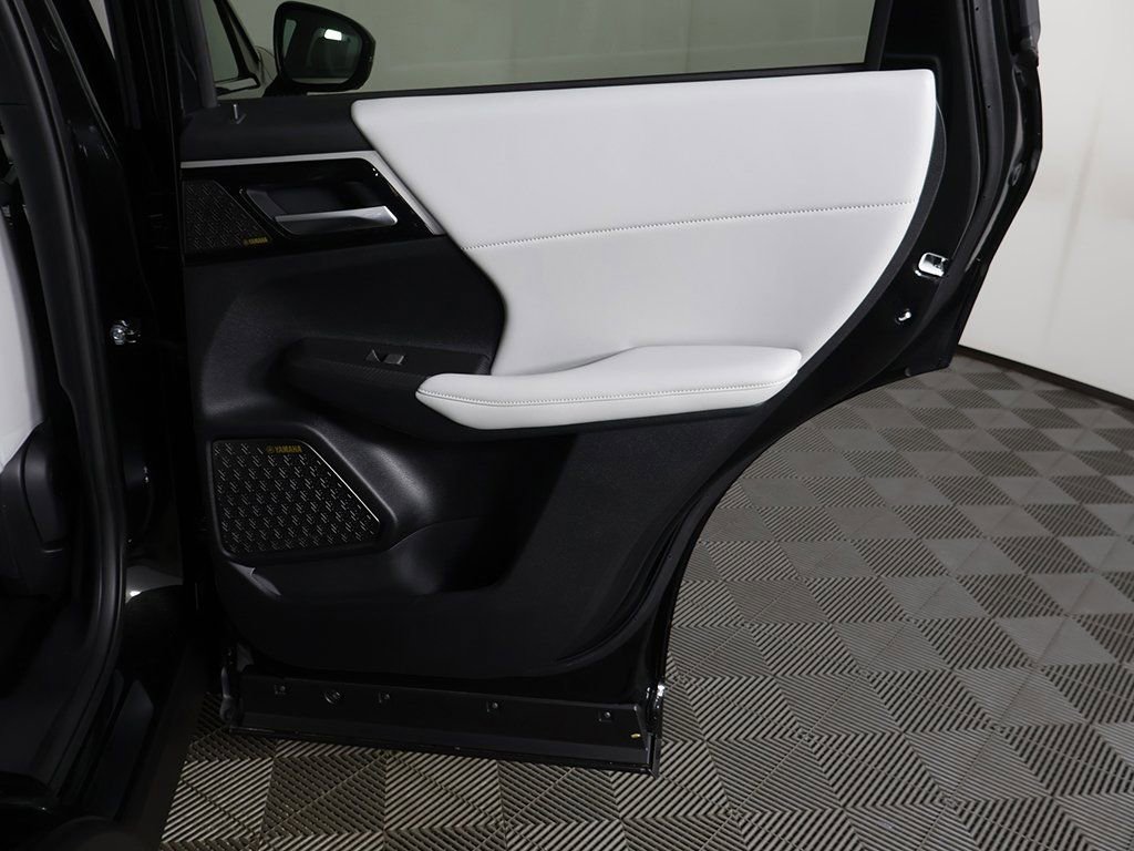 New 2025 Mitsubishi Outlander SE image 30