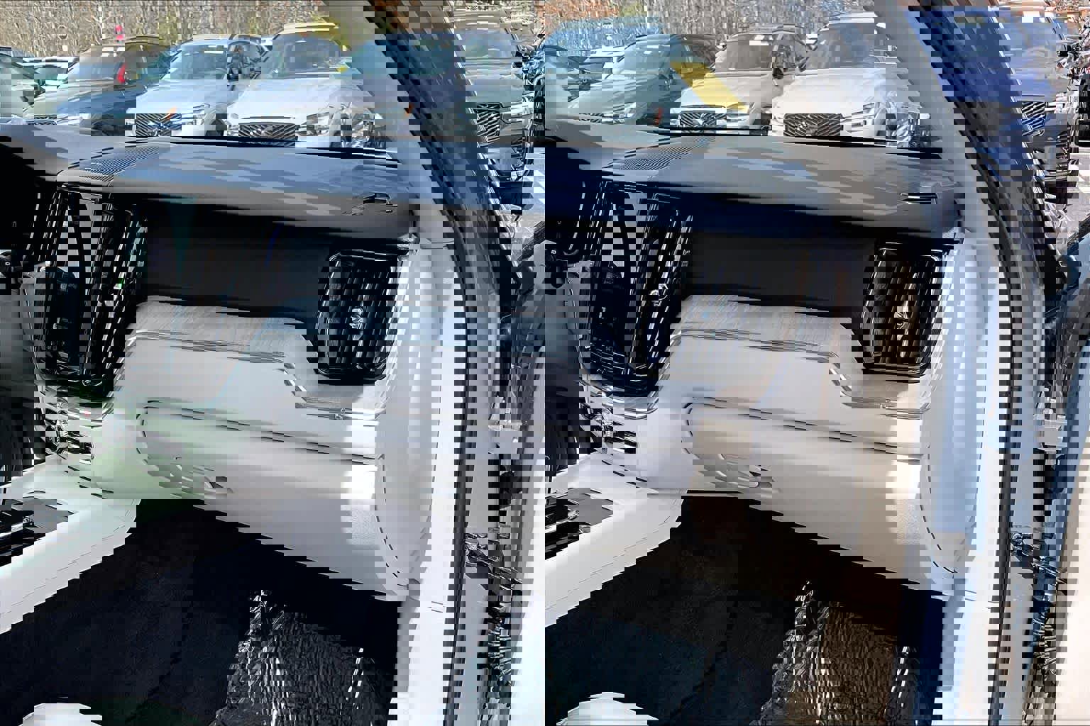 Used 2023 Volvo XC60 B5 Plus w/ Climate Package image 18