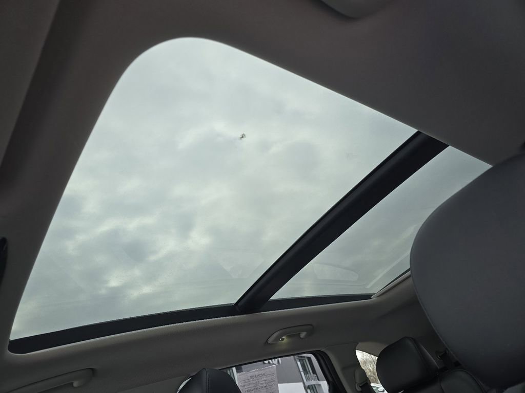 Used 2023 Kia Sorento X-Line EX image 3