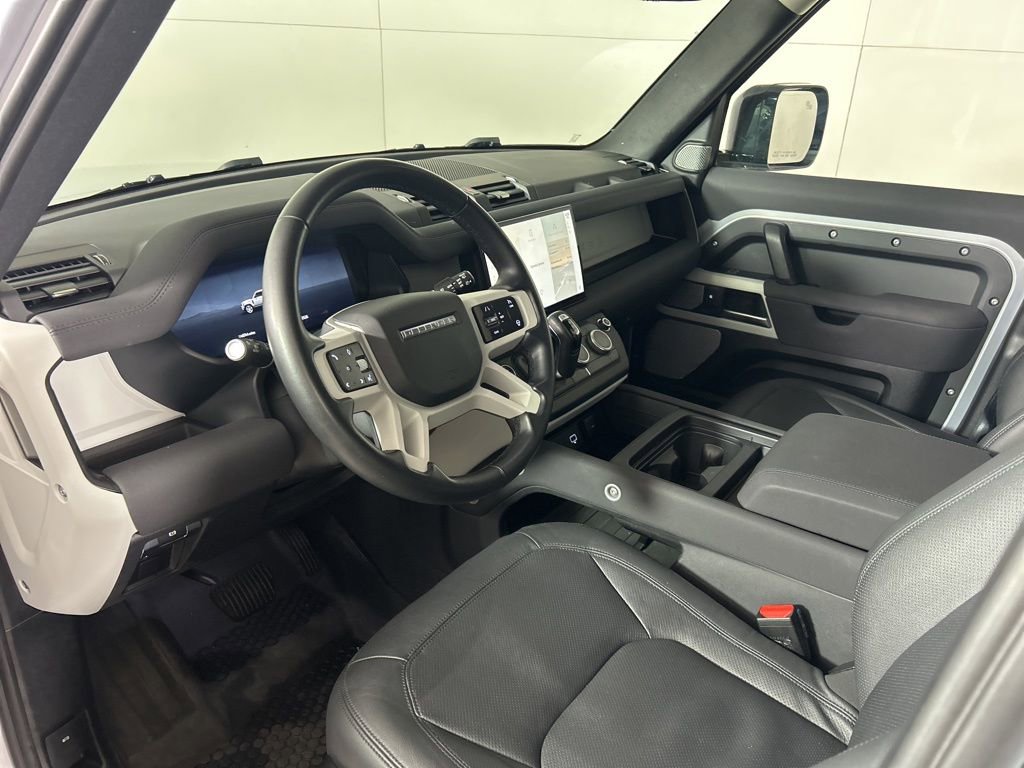 Used 2023 Land Rover Defender 130 SE image 4