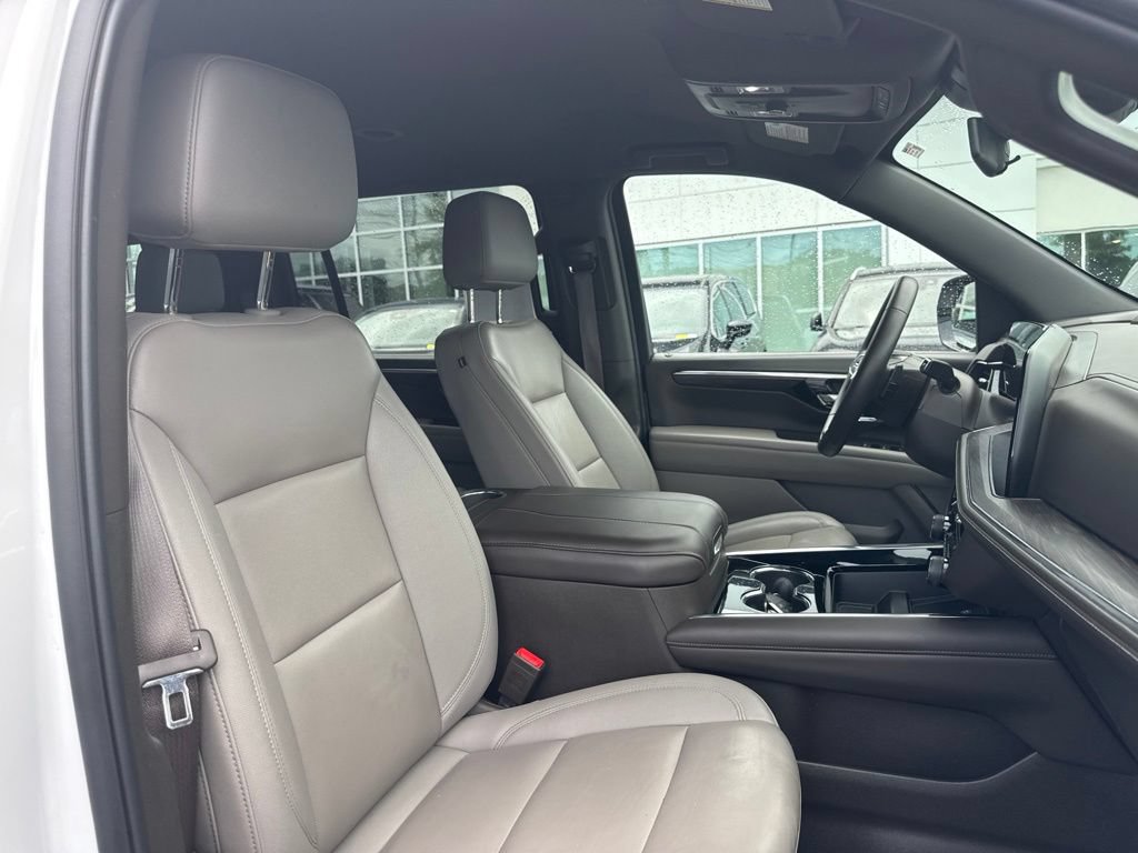 Used 2025 Chevrolet Suburban LT RWD image 15
