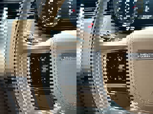 Used 2025 Land Rover Range Rover SE image 9