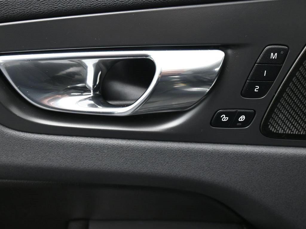 Used 2019 Volvo XC60 T6 Momentum w/ Multimedia Package image 11