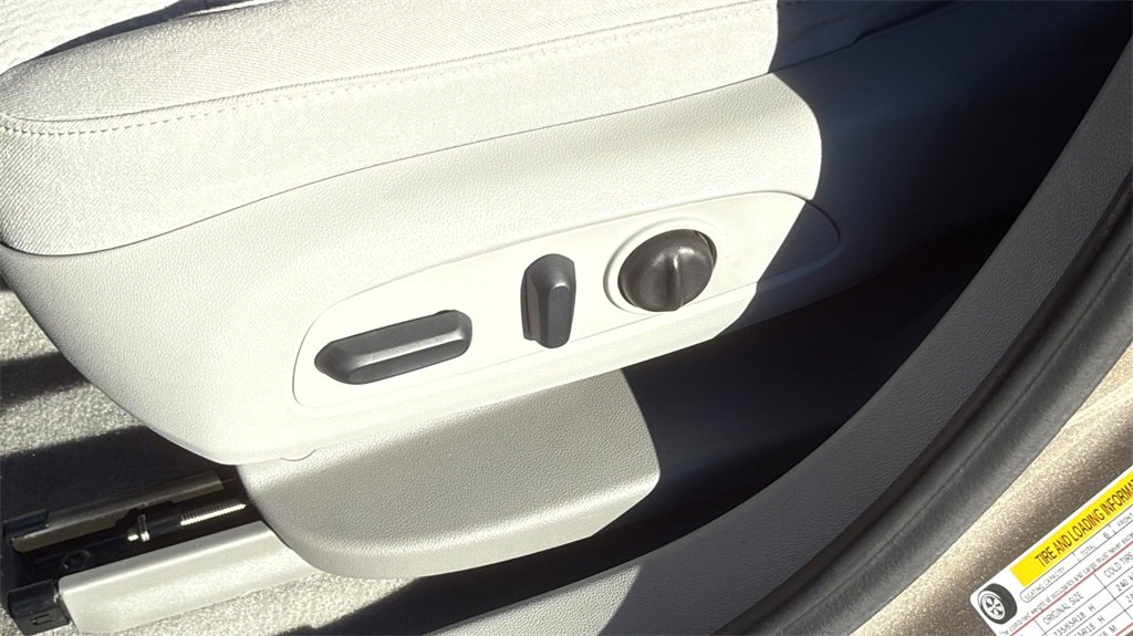 Used 2022 GMC Acadia SLE w/ Driver Convenience Package image 11