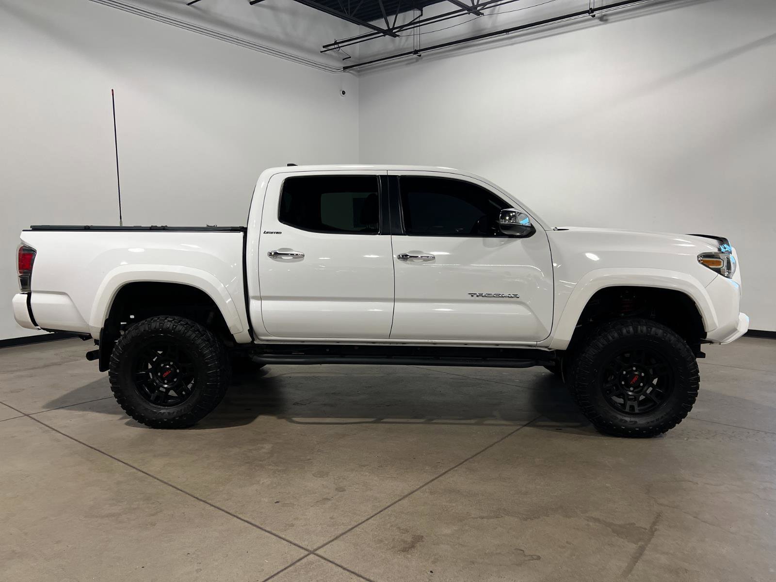 Used 2018 Toyota Tacoma Limited AWD/4WD image 2
