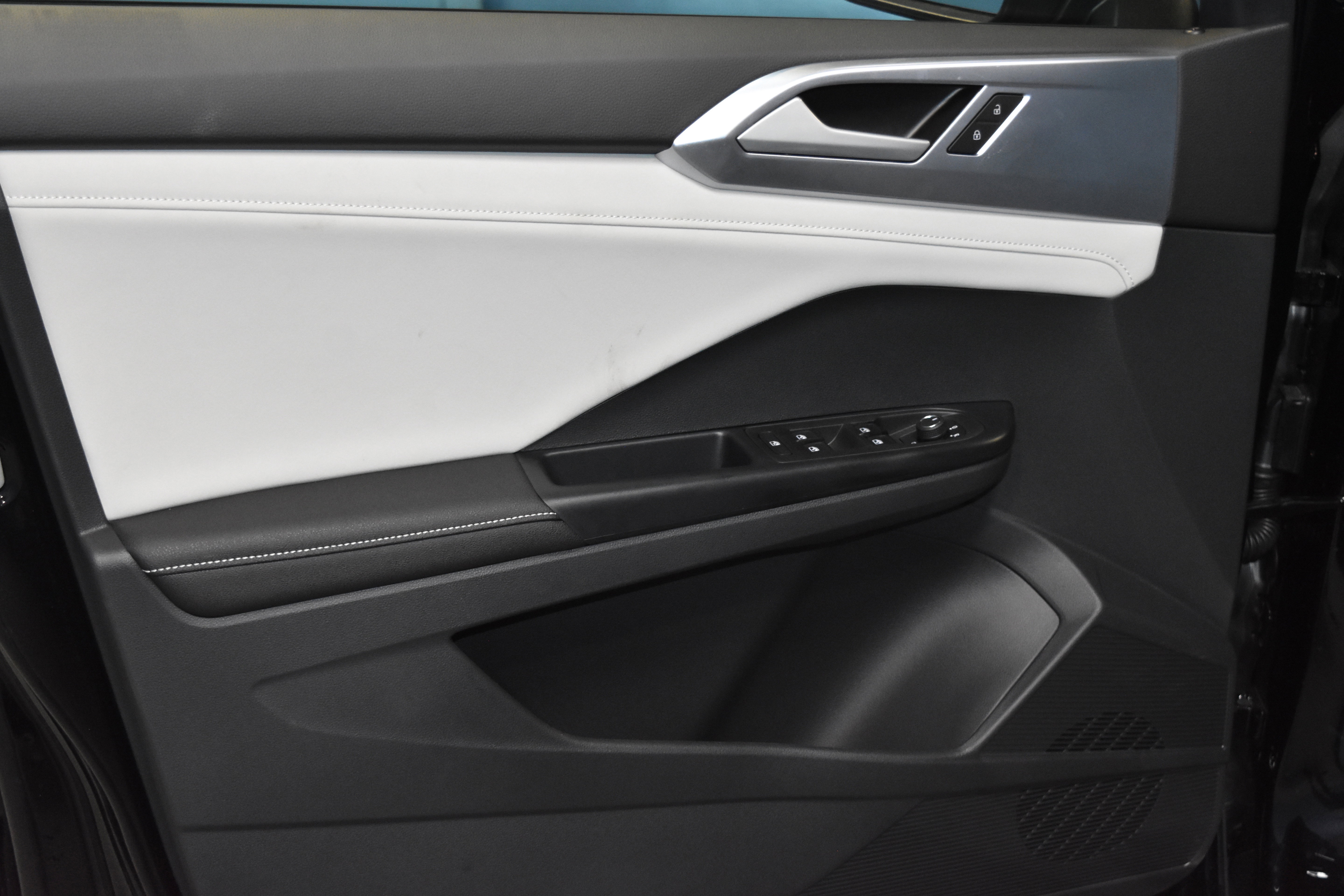 New 2025 Volkswagen Taos SE image 3