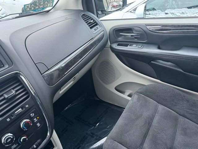 Used 2019 Dodge Grand Caravan SE w/ UConnect Hands-Free Group image 19