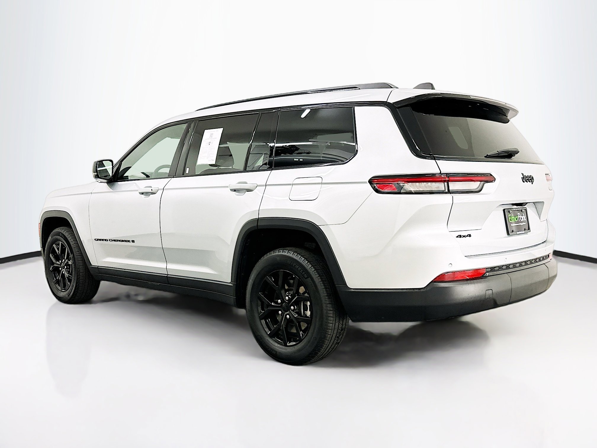 Used 2024 Jeep Grand Cherokee L Laredo image 5