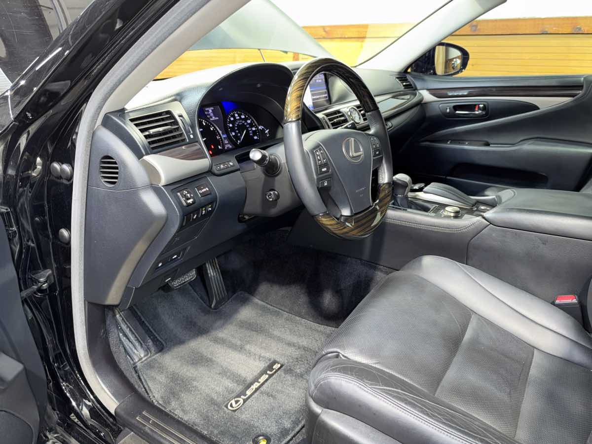 Used 2014 Lexus LS 460 w/ Comfort Package RWD image 15