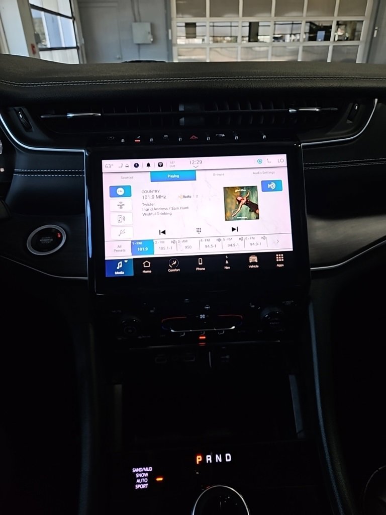 Used 2024 Jeep Grand Cherokee Limited image 30