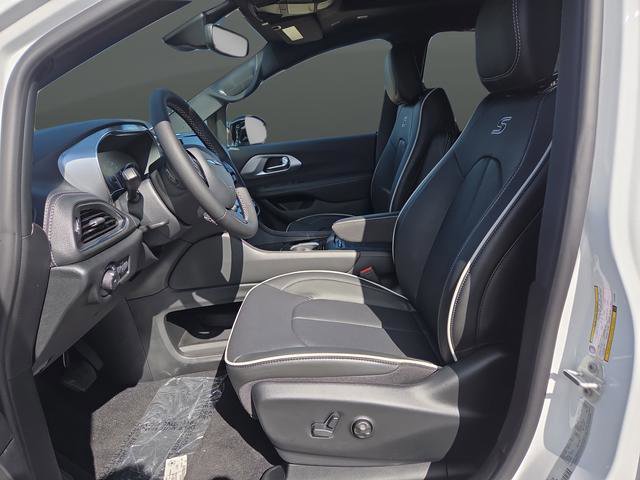 New 2026 Chrysler Pacifica Limited w/ S Appearance Package AWD/4WD image 4