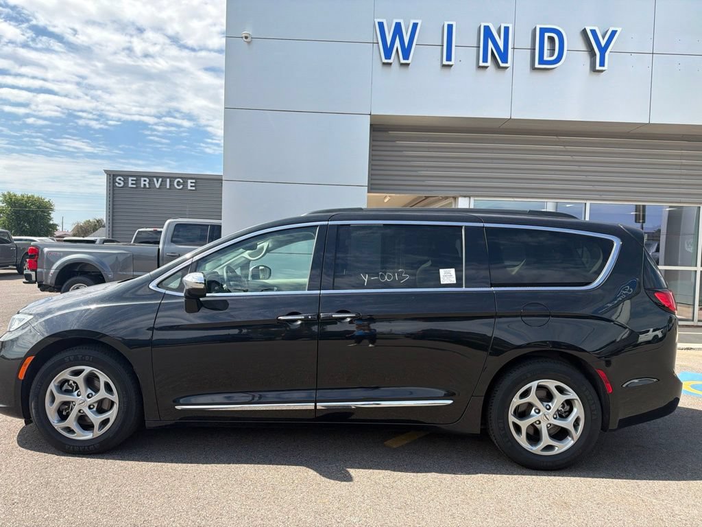 Used 2023 Chrysler Pacifica Limited FWD image 9