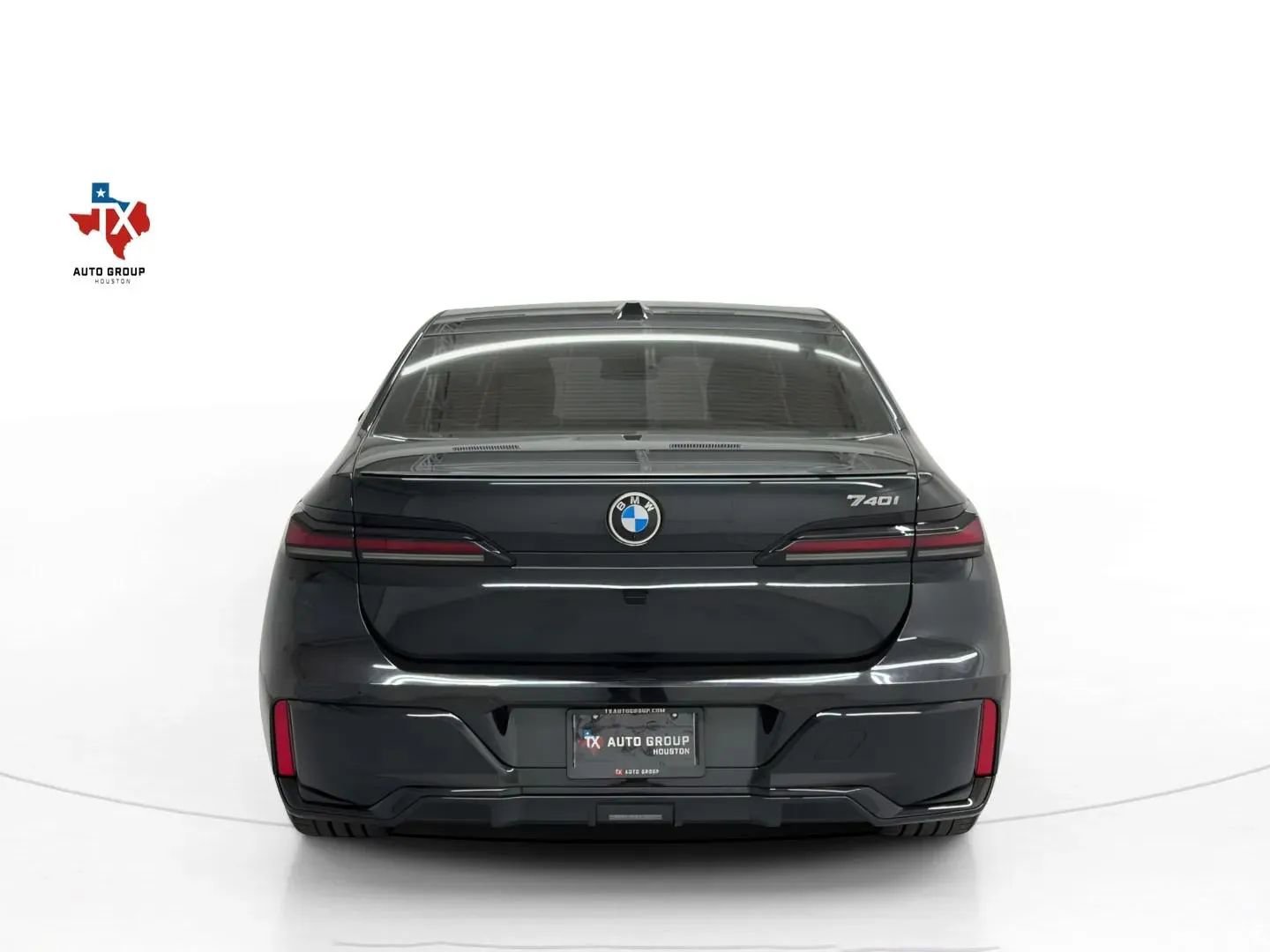 Used 2023 BMW 740i w/ Parking Assistance Package RWD image 8