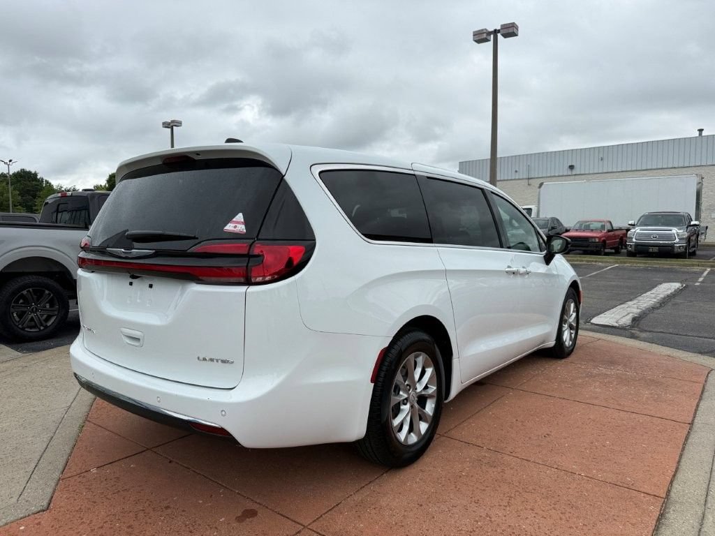Used 2026 Chrysler Pacifica Limited FWD image 6