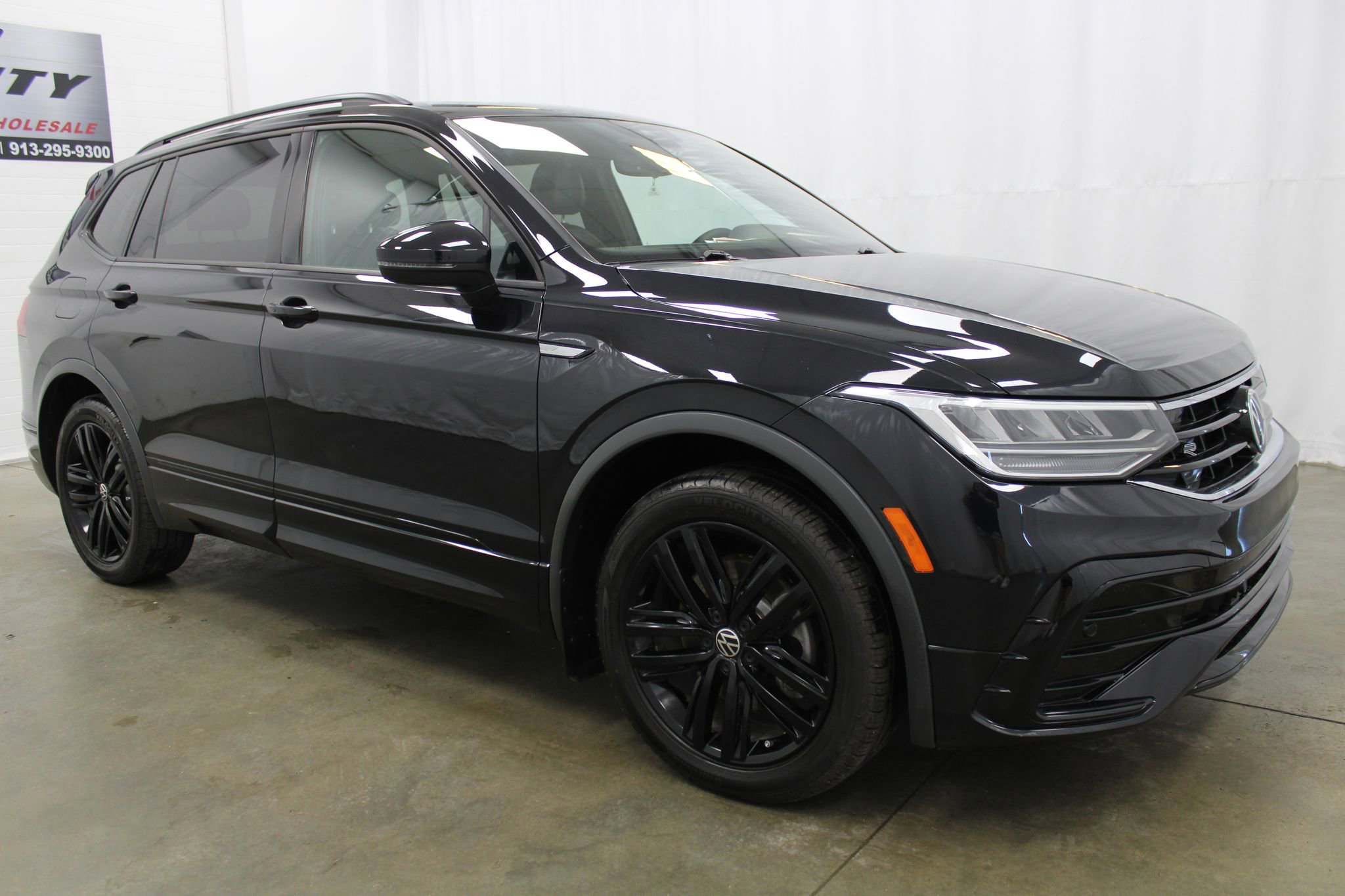 Used 2022 Volkswagen Tiguan SE R-Line image 3