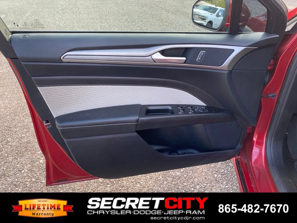 Used 2020 Ford Fusion SE w/ Equipment Group 151A FWD image 13