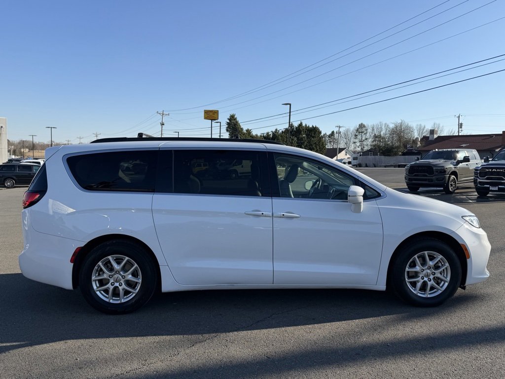 Used 2022 Chrysler Pacifica Touring-L image 2