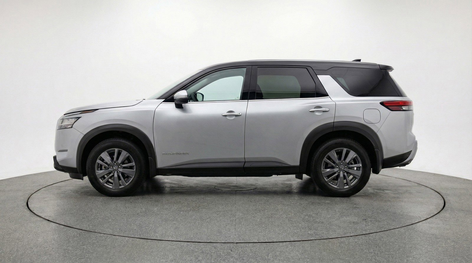 Used 2025 Nissan Pathfinder SV FWD image 5