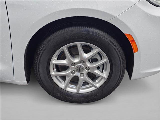 Used 2022 Chrysler Pacifica Touring-L image 9
