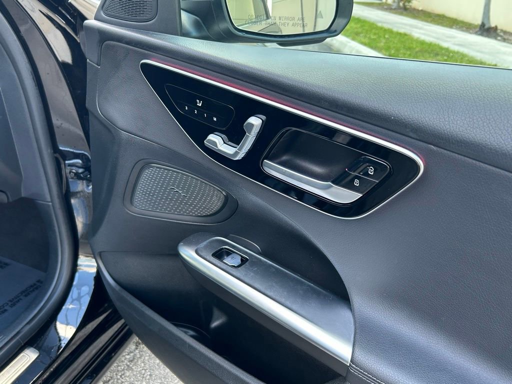 Used 2025 Mercedes-Benz C 300 Sedan image 32