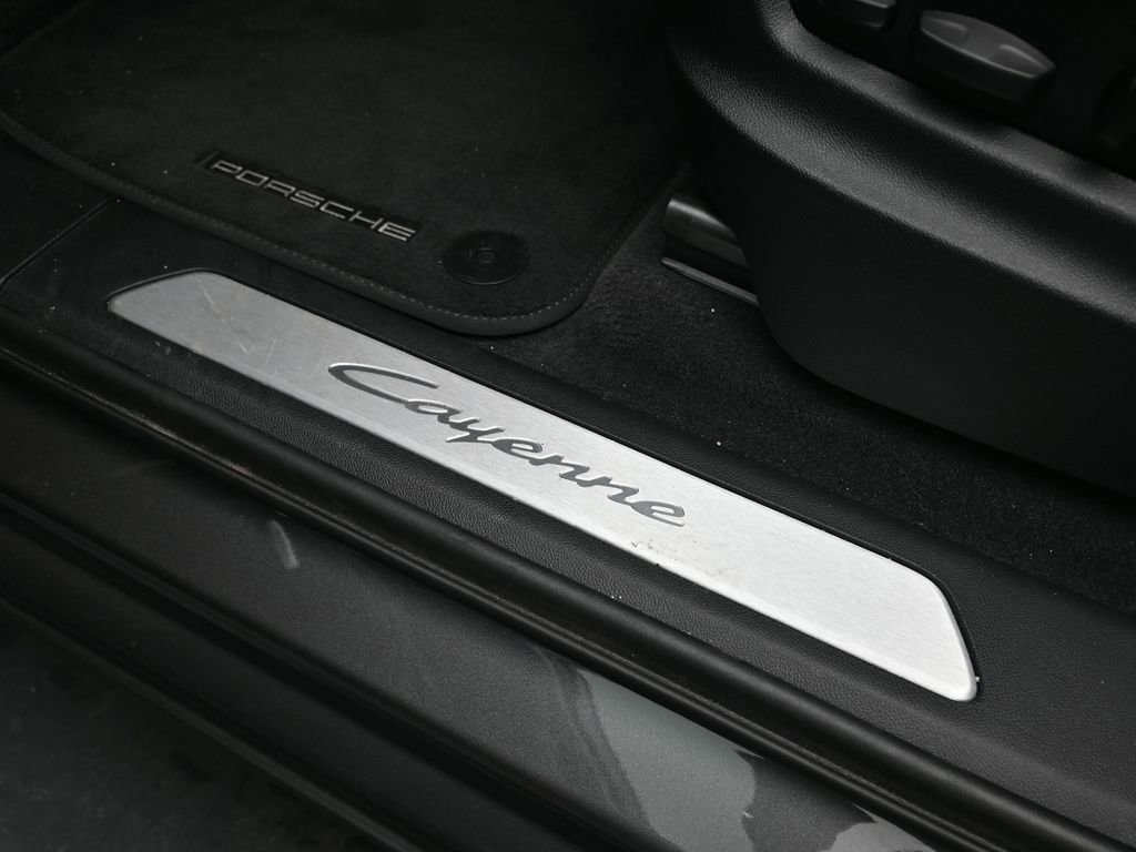 Certified 2025 Porsche Cayenne Coupe image 14