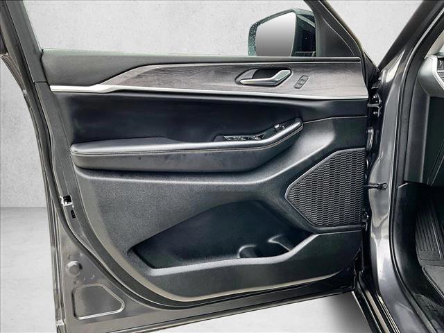 Used 2023 Jeep Grand Cherokee Limited RWD image 18