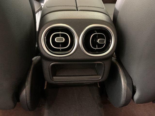 Used 2025 Mercedes-Benz GLC 300 4MATIC image 32