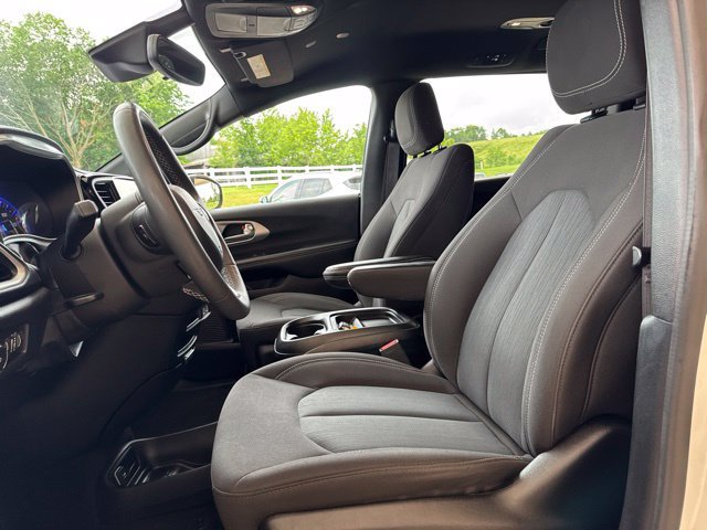 Used 2023 Chrysler Pacifica Touring FWD image 15